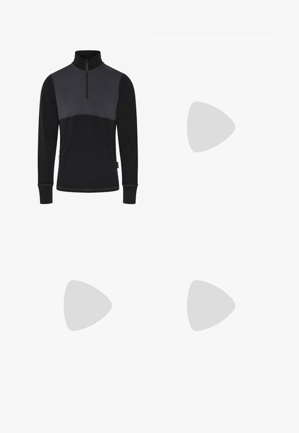 Sort og grå pullover sweater med høj krave, lynlås i halsen og sidelommer; har et tekstureret øverste panel og glat nederste stof.; Rød vandtæt skijakke med hætte, der har sorte lynlåse og detaljer, flere lommer og et tekstureret stof til isolering.; Sort højtop vinterstøvle med røde syninger, snørelukning foran, fleecekrave og Vibram-sål, med en Sorel 90°N isbjørnelogo-patch.; Sorte isolerede handsker med en tekstureret overflade, der har justerbare håndledsremme og elastiske manchetter. Svag logo trykt på bagsiden.
