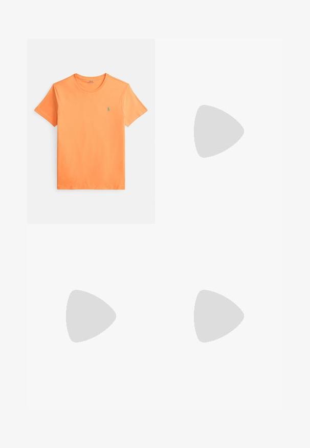 Oranžové bavlnené tričko s krátkym rukávom, okrúhlym výstrihom a malým zeleným logom na ľavej strane hrudníka. Hladká textúra, klasický strih.; Biele slim fit džínsy s piatimi vreckami, zapínaním na gombíky a opaskovými pútkami, položené na rovnej svetlej jednofarebnej podložke.; Biele plátenné tenisky s nízkym strihom, ktoré majú béžový opasok na päte a malé vyšívané logo na boku. Gumová podrážka.; Prepletený svetlohnedý látkový opasok so striebornou metalovou prackou a hnedými koženými akcentmi, vrátane zašitého loga na konci.