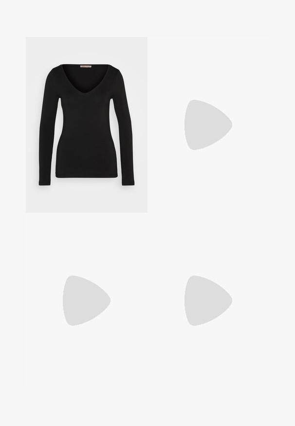 Schwarzes, langärmliges V-Ausschnitt-Oberteil aus weichem, elastischem Stoff. Hat eine figurbetonte Silhouette und einen sauberen Saum, ohne zusätzliche Verzierungen.; Anna Field Tall Stoffhose - dark blue; Weiße Plateau-Pantoletten mit einer glatten Oberfläche, offenem Zehendesign und einem klobigen Absatz. Merkmale sind eine subtile obere Naht und eine kontrastierende Sohle.; Schwarze Lederhandtasche mit strukturiertem Design, goldener Hardware und abnehmbarem Schultergurt. Verfügt über einen oberen Griff und ein dekoratives Quasten-Detail.