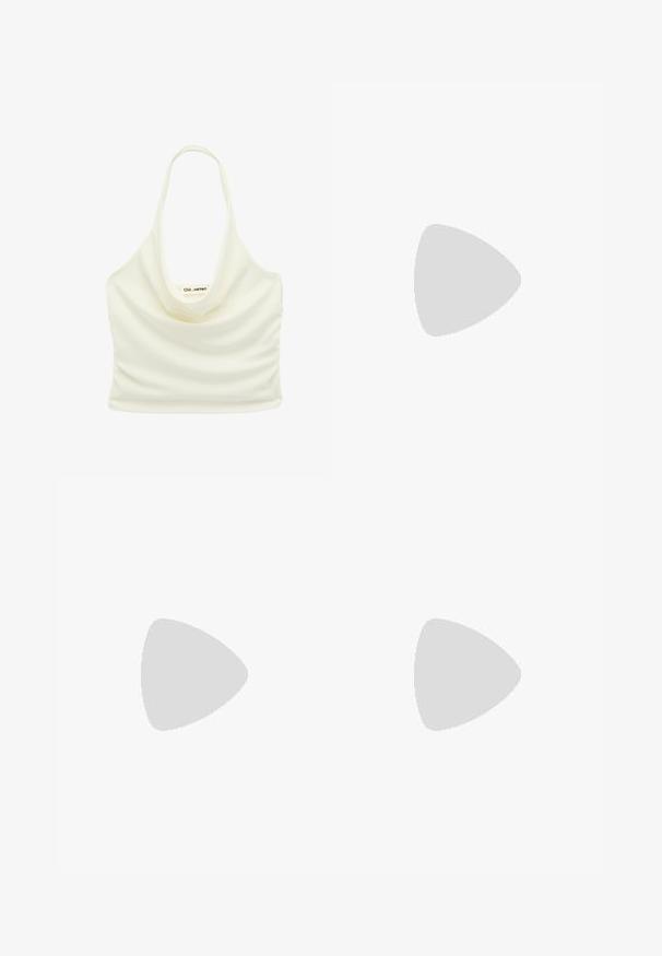 Off-white satijnen halter crop top met designerslabel in het midden en een geplooide halslijn.; Wijd gesneden jeans van lichtblauwe denim met vervaging, met een vijf-pocket ontwerp, knoopsluiting en minimale stikdetails.; Zwarte platform sandalen met gekruiste banden van glad leer, voorzien van een dikke, gestructureerde zool en een licht afgeronde teen.; Zwarte glanzende leren schoudertas met één ritssluitingvak en een dunne band die in een boogvorm is gebogen.