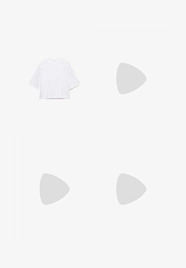 Hvid, kortærmet, løs t-shirt lavet af blød bomuld. Har rund halsudskæring og brede ærmer, med et rent, enkelt design.; Mørkeblå denim jeans med brede, lige ben, forlommer og lukning med knap og lynlås.; Timberland Loafers - burgundy; Mørkebrun læder skuldertaske med en blød, afslappet form og et snoet knudehåndtag på en ensartet hvid baggrund.