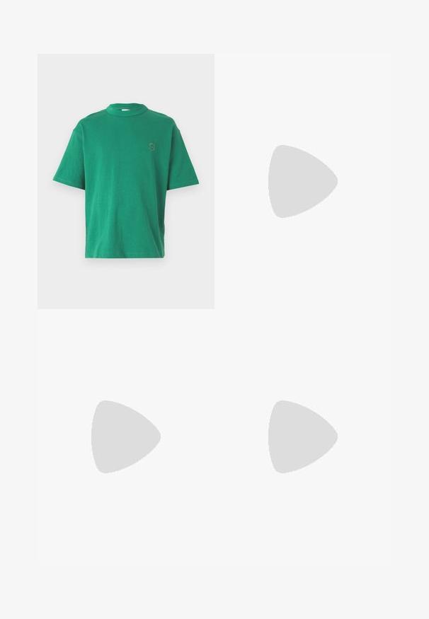 Grøn bomulds t-shirt med rund halsudskæring, korte ærmer og et broderet bogstav "S" på venstre bryst. Blød tekstur, afslappet pasform.; Denimjeans i middelblå med lige ben design, der har fem lommer, knap- og lynlåslukning samt subtile falmeeffekter.; Sort læderloafer med lav hæl svævende over beige tæppe ved siden af et blankt ravfarvet bord i et minimalistisk rum.; Lacoste MESSENGER BAG MEN CLASSIC - Skuldertasker - noir