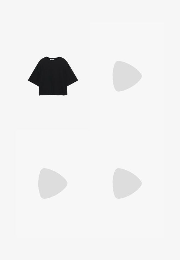 Haut noir à manches courtes en mélange de coton. Coupe carrée avec manches larges et encolure ronde. Couleur unie, sans motifs ni accents visibles.; Pantalon blanc à jambes larges avec un panneau avant superposé, passants pour ceinture, poches avant et fermeture par bouton.; Chaussure slingback en cuir noir avec petit talon carré et petit détail de nœud sur l'orteil pointu, vue de côté sur fond blanc.; Sac fourre-tout en cuir noir avec une texture lisse, un haut arrondi doux et de larges poignées. Présente une couture minimale et une silhouette décontractée.