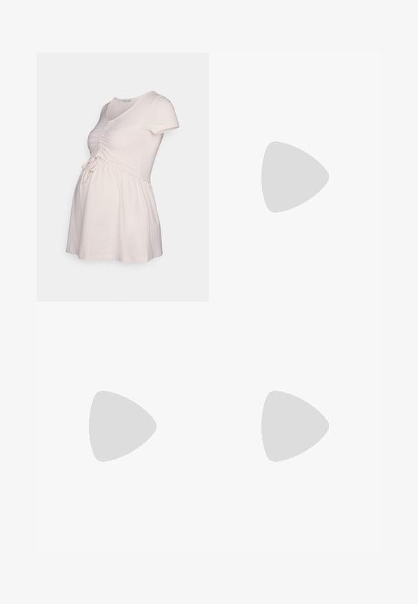 Anna Field MAMA by Zalando T-shirt basique - pink; Pantalon de maternité noir avec une taille haute et extensible conçue pour soutenir un ventre de femme enceinte, présenté sur un fond clair uni.; Mules noires à talons avec une tige en cuir lisse et mat, orteils ouverts, large sangle sur le cou-de-pied et talon carré fin.; Sac fourre-tout en suède noir avec deux longues anses en cuir plates. Présente un bord supérieur incurvé et des coutures visibles sur le devant. Pas d'accents en métal.