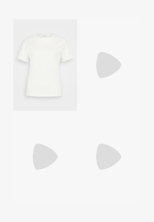 Weißes Baumwoll-T-Shirt mit rundem Halsausschnitt und kurzen Ärmeln. Auf der Vorderseite sind keine ausgeprägten Muster oder Akzente sichtbar.; GAP HERITAGE JOGGER - Jogginghose - heather charcoal; Schwarze Slipper mit einem strukturierten Strickobermaterial und elastischem Eingangsbereich. Abgerundete Zehenform und profilierte, gepolsterte Sohle, getragen mit einem Denim-Saum.; Pink transparente Sonnenbrille mit ovalen Gläsern, dunkler roter Tönung und schlanken Bügeln, ausgestattet mit einer glatten Oberfläche und dezenten Details am Rahmen.