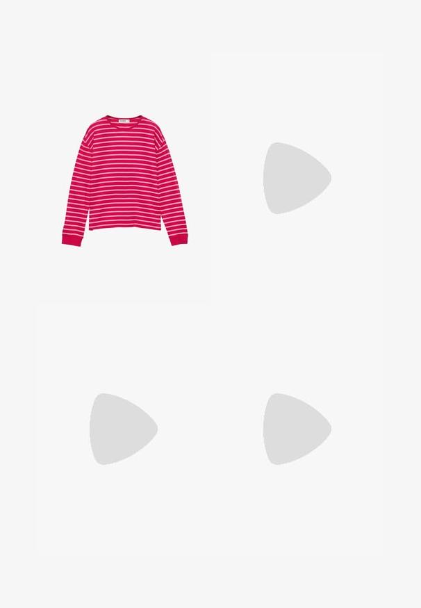 Langärmliges Hemd mit horizontalen rosa- und weißen Streifen und rundem Ausschnitt, auf weißem Hintergrund dargestellt.; Dunkelblaue Jeans mit weitem Bein, vorne mit Knopf, Reißverschluss und Fünf-Taschen-Stil auf hellem einfarbigem Hintergrund.; Nike Dunk Sneakers mit einem pinken und braunen Lederdesign, niedriger Form, einer strukturierten Sohle und passenden Schnürsenkeln.; Frau trägt eine schwarz-weiß gemusterte Bluse und hält eine glänzende rote Schultertasche vor einem einfarbigen Hintergrund.