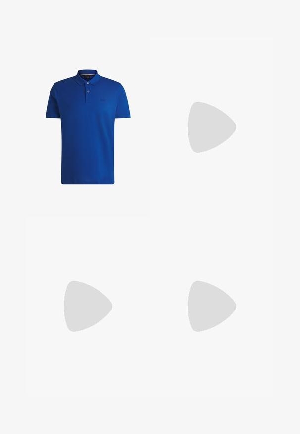 Blå polo t-shirt lavet af bomuld, med klassisk krave, tre-knaps knaplukning og broderet logo på brystet. Glat tekstur.; Marinebukser lavet af glat stof, med en slim fit, bæltestropper og en skjult lynlås. Ingen bemærkelsesværdige mønstre eller accenter.; Sort læderloafer med grå remdetalje, lav hæl og tekstureret sål, mærket med "HUGO" i guld på siden.; Sort læderbælte rullet sammen med en sølvfarvet rektangulær metalspænde og røde syninger nær spændeløkken.