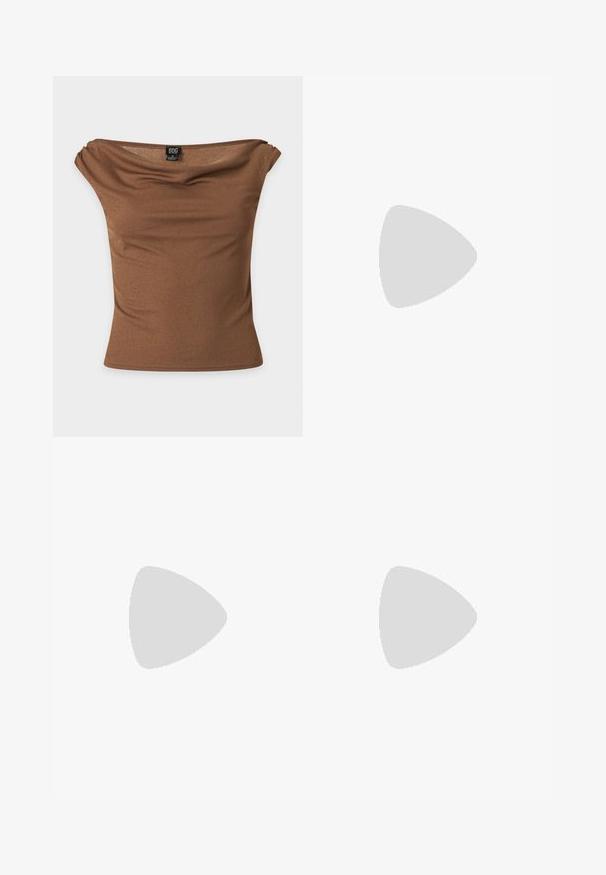 Bruine aansluitende off-shoulder top met lichte plooitjes bij de halslijn en een BDG-merkenlabel aan de binnenkant van de achterkraag.; Blauwe denim jeans met wijde pijpen, voorste knopen en ritssluiting, vijfzakkenstijl en riemlussen, afgebeeld tegen een witte achtergrond.; Leopardprint slingback pump met een spitse neus en een transparante blokhak. Gemaakt van glanzend materiaal met een gladde textuur.; Rechthoekige zwarte leren handtas met een enkele lange schouderband en een glanzende afwerking, weergegeven tegen een effen witte achtergrond.