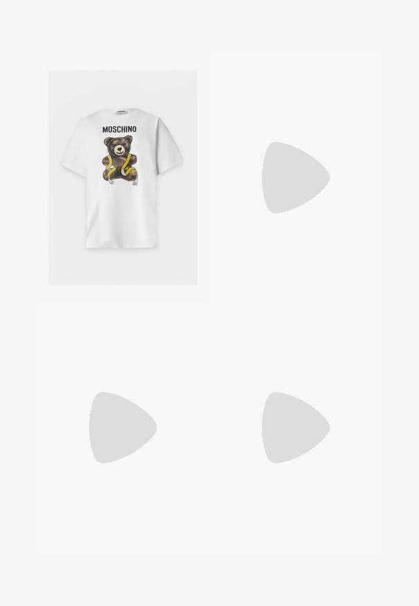 Λευκό κοντομάνικο μπλουζάκι με το κείμενο "MOSCHINO" και ένα καφέ αρκουδάκι τυλιγμένο με κίτρινη μεζούρα στο μπροστινό μέρος.; Καφέ παντελόνι με σχέδιο και υφασμάτινη υφή, με κομμένο στυλ, πιέτες και ίσιες γραμμές. Ο σχεδιασμός περιλαμβάνει γεωμετρικό μοτίβο.; Μαύρο μυτερό πάνινο παπούτσι slingback με χαμηλό τακούνι και λογότυπο "LOVE MOSCHINO" στο πλάι, σε απλό φωτεινό φόντο.; Μαύρη μαλακή δερμάτινη τσάντα Love Moschino με δεμένη λαβή και χρυσή αλυσίδα σε λευκό φόντο.