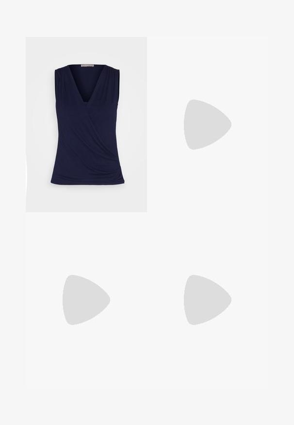 Anna Field Topp - dark blue; Beige laiad püksid siledast kangast, millel on seotud vöökoht ja eesmine volditamine, et luua struktureeritud kuju.; Valge lakitud nahk kõrge kontsaga pump, millel on terav nina ja peen stiletto konts, millel on sile tekstuur ja beež sisemus.; Kreemi nahast õlavarre kott, millel on poolkuu kuju, peen rihm ja diskreetne õmblusdetail. Minimalistlik disain kuldse tooni metallosadega.