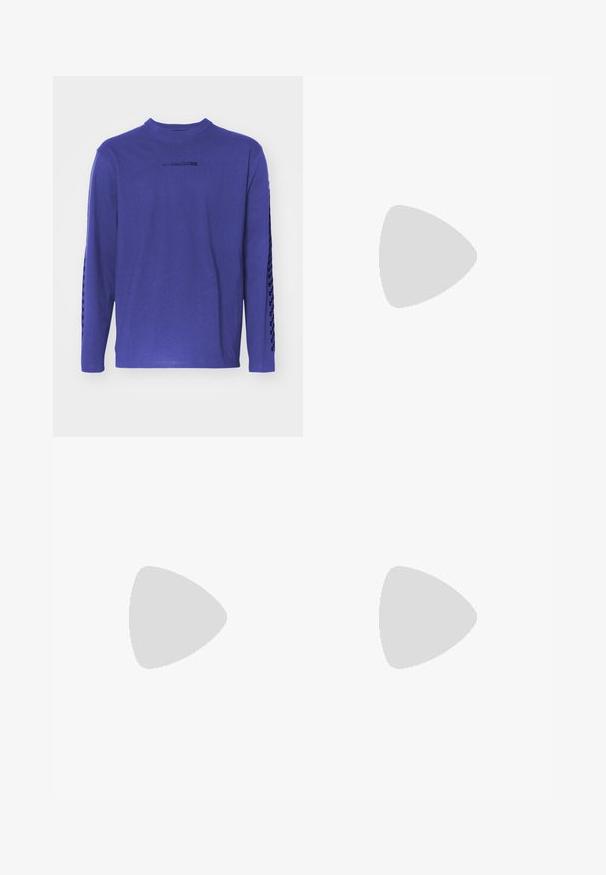 Langærmet lilla t-shirt lavet af bomuld, med rund hals og et mønstrede accent langs ærmerne samt et logo på brystet.; Sorte bomuldsbukser med lige pasform, der har knaplukning, to forlommer og en glat overflade. Ingen mønstre eller detaljer.; Sort læder ankelstøvle med snørebånd, tyk sål og trække-flig bagpå, vist i sideprofil mod en hvid baggrund.; Sort læder kortholder med fire rum og en matchende nøglering med sølv ørnelogoer på en ensartet lys baggrund.