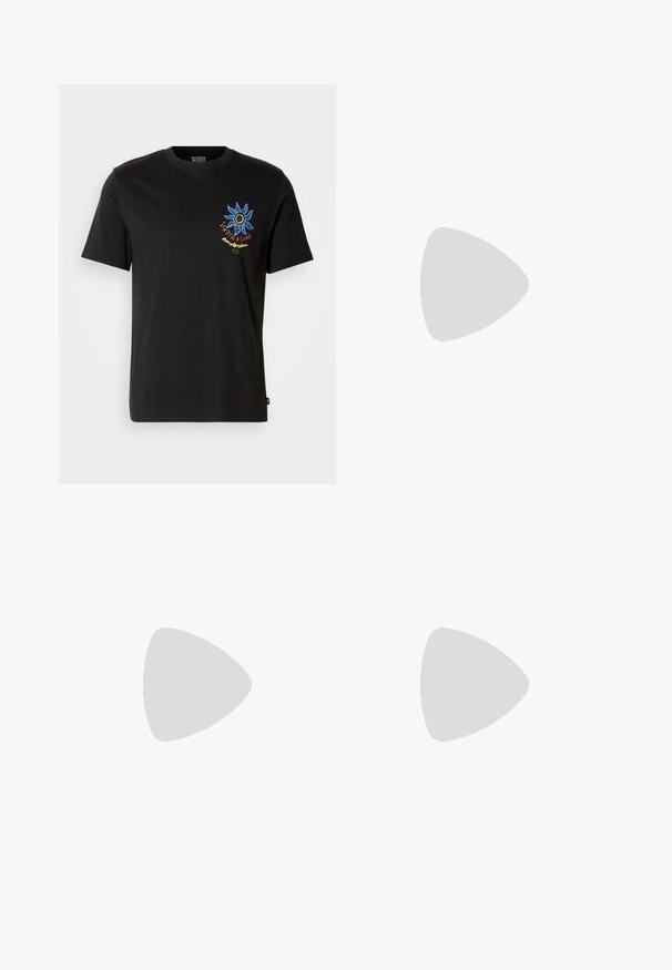 Sort bomulds-T-shirt med korte ærmer, der har et farverigt blomstermotiv på venstre bryst. Rund halsudskæring med almindelig pasform.; Mørk vaske denim jeans med en bred ben silhuet, høj talje og fem-lomme design. Har en klassisk knap- og lynlåslukning.; Sort lædersandal med flad sål, justerbare remme hen over foden og rundt om hælen samt lukket tåområde.; Sølvfarvet metalhalskæde med et snoet kædedesign og en cirkulær vedhæng med en poleret overflade.