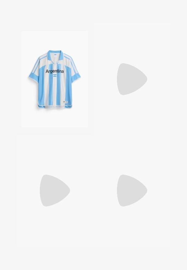 Maillot de football rayé blanc et bleu clair de l'Argentine avec le texte "Argentina" et un petit drapeau argentin en dessous, manches courtes et étiquette FIFA en bas.; Shorts en denim avec un lavage bleu foncé, dotés de grandes poches frontales, d'une fermeture à bouton et de coutures visibles le long des coutures.; Chaussure de sport Nike noire et rouge avec une semelle visible en forme de ressort, en équilibre sur le bord d’une marche en béton.; Collier chaîne épaisse de couleur argentée et bracelet assorti avec maillons entrelacés et fermoirs à boîte sur fond blanc.