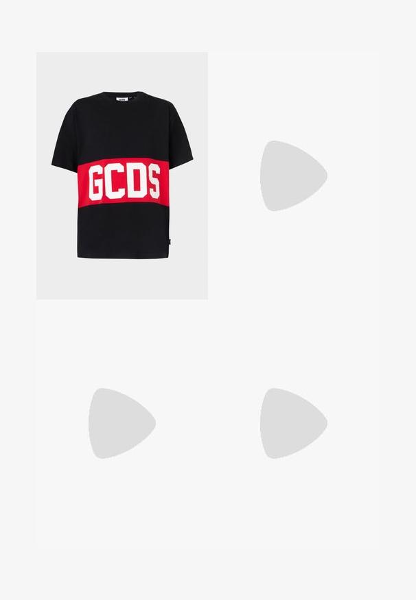 Zwart T-shirt met korte mouwen en een brede rode horizontale streep over de borst, met grote witte letters "GCDS".; Donkerblauwe spijkerbroek met een grote gele afbeelding van een springend karakter op de achterzak. Rechte pijpen met standaard stiksels.; Witte en zwarte sneakers met een glad leren bovenwerk, textuuraccenten en een chunky witte zool. Heeft een klassiek vetersluiting ontwerp.; Zwarte rechthoekige polstas met voorvak met rits, zilveren logo-embleem en afneembare band met merktekst.