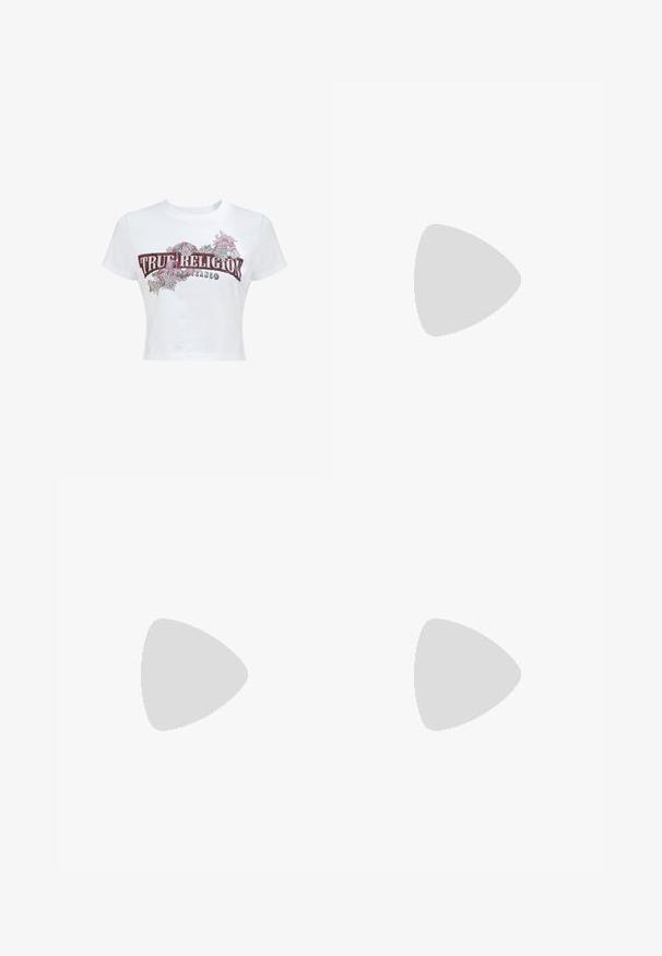 Weißes Cropped-T-Shirt mit kurzen Ärmeln, versehen mit dem Text "True Religion Brand Jeans" und floralen Designs in Rot, Pink und Grün auf der Vorderseite.; True Religion Flared Jeans - indigo upgrade; Weiße Sportsneaker mit einem glatten Lederobermaterial, abgerundeter Sohle und strukturiertem Akzent. Ausgestattet mit Schnürsenkeln und einem Zugband auf der Rückseite.; Schwarze Lackleder-Handtasche mit geschwungener Form, ausgestattet mit silbernem Beschlag, dekorativen Schnallen und einem kurzen Griff. Blaue Anhängeschild befestigt.
