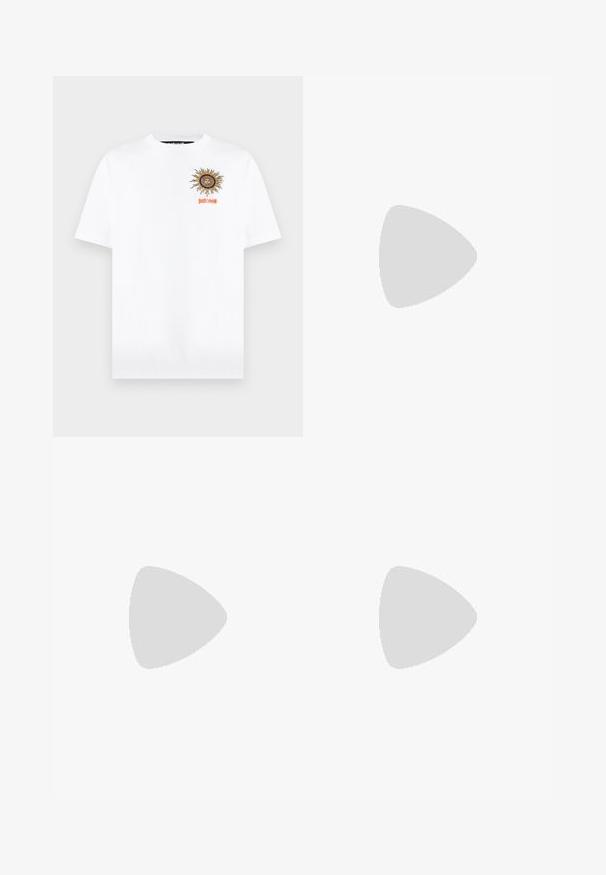 Hvid t-shirt med korte ærmer, med en solgrafik og teksten "just cavalli" i orange på den øverste venstre brystdel.; Beige bomulds chinos med lige ben, der har en front knaplukning og diskrete syninger. Glat tekstur og uden mønstre.; Sorte lædersneakers med en glat overflade, rund tå og snørebåndslukning. Har en tyk gummisål og minimal branddetalje.; Sort crossbody taske lavet af tekstureret materiale. Har en lynlåslukning, en frontlomme med lynlås og en metallogo akcent. Inkluderer justerbar rem.