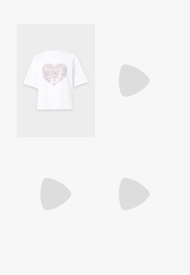 Hvid kortærmet skjorte med et stort hjerteformet design af små prikker på ryggen, der indeholder teksten "Rock and Roll Forever 1987."; Lyseblå brede jeans med høj talje, der har falmede ben, bæltestropper og traditionel metalknap samt lynlås lukning.; Sorte patenterede læderslingbacks med spidse tæer, lav blokhælt og justerbar ankelrem med guldspænde.; Sort rektangulær håndtaske med lange dobbelte stropper og sølvfarvede runde nitter jævnt fordelt over overfladen.
