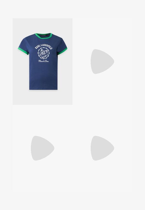 Μπλε ναυτικό t-shirt με πράσινο περίγραμμα στα μανίκια και στον γιακά, με λευκό γραφικό γατούλας και κείμενο "KARL LAGERFELD Muse & Diva".; Σκούρο μπλε τζιν παντελόνι με φαρδιά πόδια, πιέτες μπροστά, θηλιές για ζώνη και κούμπωμα με κουμπί στη μέση.; Μαύρο σανδάλι με ψηλό τακούνι, στενό λουράκι στον αστράγαλο, τετράγωνη μύτη, υλικό από λείο δέρμα και μεταλλικό διακοσμητικό πόρπη.; Λευκή δερμάτινη τσάντα ώμου με καμπύλο καπάκι, μαύρο περίγραμμα, ρυθμιζόμενο λουρί και ασημένιο διακοσμητικό κούμπωμα σε μονόχρωμο φόντο.