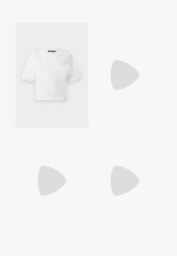 Λευκό κοντομάνικο cropped T-shirt με στρογγυλή λαιμόκοψη και μαύρη ετικέτα μάρκας στην εσωτερική πλευρά του γιακά, εμφανιζόμενο σε απλό ανοιχτόχρωμο φόντο.; Τζιν με ίσια γραμμή σε μπλε χρώμα, με πέντε τσέπες, κούμπωμα με κουμπί και διακριτική ξεθώριαση στους μηρούς και τα γόνατα μπροστά.; Λευκά αθλητικά παπούτσια με δερμάτινο επάνω μέρος, σχέδιο με κορδόνια και ανάγλυφο λογότυπο στο πλάι. Επίπεδη σόλα από καουτσούκ με υφή λεπτομέρειας.; Καφέ δερμάτινη τσάντα με διπλές λαβές, ρυθμιζόμενο ιμάντα ώμου και χρυσό κούμπωμα στην πρόσοψη, σε απλό φόντο.