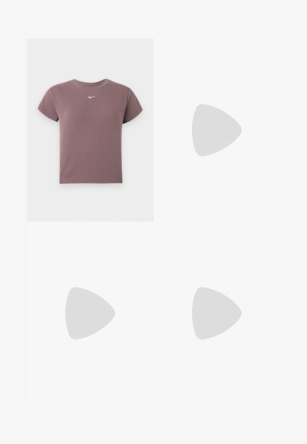 Mauve ribbel kortemouwen crop top met ronde hals en klein wit Nike-logo gecentreerd onder de halslijn.; Bordeaux wijde broek van een gladde stof met een elastische tailleband en witte zijstrepen. Bevat een klein Nike-logo op de linker dij.; Zwarte sneaker met een geribbelde zool en een cirkelvormig detail aan de zijkant, hangend boven een betonnen oppervlak met trappen op de achtergrond.; Kleine zwarte glanzende handtas met twee lange hengsels en zijkant trekkoord details op een effen lichte achtergrond.