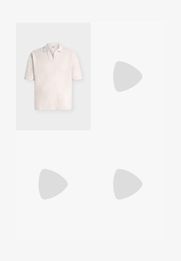 Kurzärmliges, hellbeiges Poloshirt mit texturierter Oberfläche, offenem V-Ausschnitt und ohne sichtbare Knöpfe, vor neutralem Hintergrund präsentiert.; Schwarze Badehose aus leichtem Stoff, mit einem Kordelzug an der Taille und verstellbaren Toggle-Details an den Säumen.; Tiger of Sweden BELLICU - Sneaker low - black; Dunkelbraune Veloursleder-Tote mit schwarzen Griffen und einem passenden rechteckigen Reißverschlussbeutel, der vorne befestigt ist.