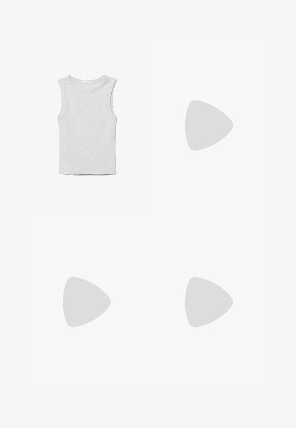 Ærmeløs lysegrå cropped tanktop med rund halsudskæring, lavet af blødt strikstof.; Mørkeblå vidde jeans med lommer foran, bæltestropper og knaplukning.; Flad sort flip-flop sandal med tynde stropper og en dekorativ sort blomst som pynt på tåsremmen.; Beige læder skuldertaske med et buet, foldet design og kontrasterende sort kant. Har en enkelt, justerbar strop til at bære.