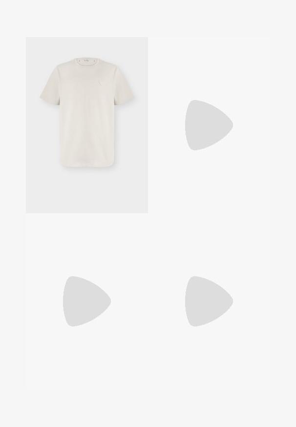 Ανοιχτό μπεζ κοντομάνικο T-shirt με στρογγυλή λαιμόκοψη και μικρό τριγωνικό λογότυπο στην αριστερή πλευρά του στήθους.; Μπεζ παντελόνι με ίσια γραμμή, κατασκευασμένο από ελαφρύ ύφασμα. Διαθέτει ενσωματωμένη ζώνη και διακριτή υφή με κομψό φινίρισμα.; Μαύρο αθλητικό παπούτσι με λεπτομέρειες από πλέγμα και δέρμα, αιωρούμενο πάνω από γυαλισμένο σκυρόδεμα δίπλα σε τοίχο από γυάλινα τούβλα σε έναν λιτό εσωτερικό χώρο.; Μαύρη τσάντα ώμου με κουβερλί, με μπροστινή τσέπη με φερμουάρ, ρυθμιζόμενο λουρί και γεωμετρικό σχέδιο ραμμένο στο ύφασμα.