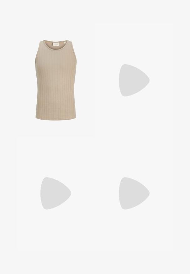 Beiger gerippter ärmelloser Tanktop mit rundem Ausschnitt, figurbetontem Stil und kleinem Markenlabel innen am Kragen.; Weiße Denim-Shorts mit einem klassischen Fünf-Taschen-Design, Metallknopfverschluss und kontrastierenden Stickdetails. Glatte Textur und gerader Schnitt.; Schwarze flache Flip-Flop Sandale mit breitem Zehenriemen und strukturierter Sohle, seitlich auf weißem Hintergrund dargestellt.; Ray-Ban Sonnenbrillen mit grünen Gläsern, schwarzen Kunststoffrahmen und goldenen Akzenten an den Rändern. Quadratische Form mit matter Oberfläche.