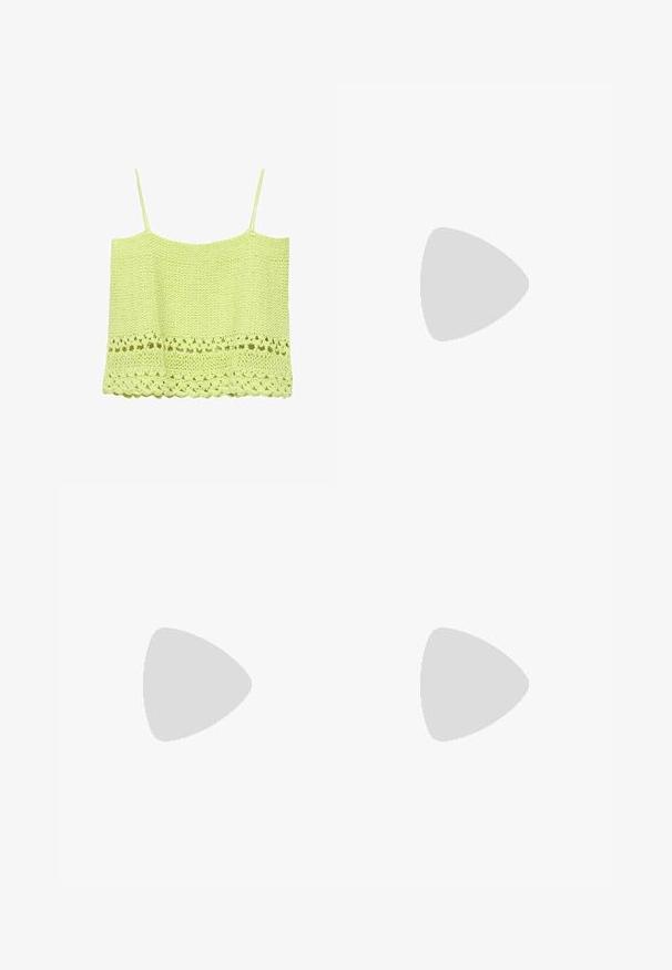 Crop top vert citron crocheté avec fines bretelles et un ourlet festonné décoratif avec des motifs ajourés.; Mini-jupe crochetée vert clair avec des motifs décoratifs et des liens latéraux finis par des perles en bois.; Tongs en caoutchouc noir avec semelle texturée et bride en forme de Y, vues de côté sur un fond clair uni.; Lunettes de soleil rectangulaires noires avec des verres jaunes. Les caractéristiques incluent des montures épaisses et un design anguleux avec une finition lisse et brillante.