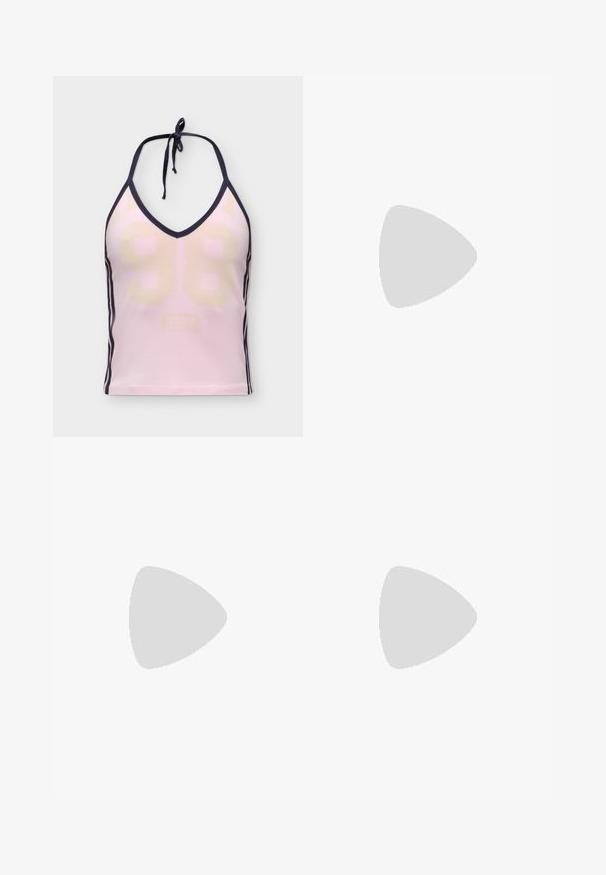 Débardeur rose à col halter avec bordure noire, numéro 98 beige clair sur le devant, et trois bandes noires le long des côtés.; Jupe mini en denim bleu clair avec une taille ajustée, fermeture à boutons à l'avant et deux poches latérales. Présente des ourlets bruts et des détails de couture contrastante.; Jambes portant des leggings côtelés foncés associés à des ballerines noires avec de petits détails en nœud sur fond blanc.; Petit sac à main noir brillant avec deux longues anses et des détails à cordon sur les côtés sur un fond clair uni.