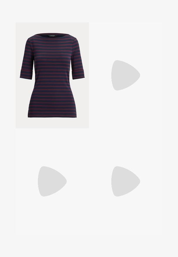 Marineblaues und dunkelrotes kurzärmeliges Shirt mit horizontalen Streifen, rundem Ausschnitt und figurbetontem Schnitt.; Schwarze, figurbetonte Hose mit hoher Taille, dekorativen goldenen Knöpfen am Bund und einer kleinen Klappentasche auf der rechten Seite.; Bordeauxfarbene, hochhackige Sandale mit einem krokodilgeprägten Finish, dünnem Knöchelriemen und Stiletto-Absatz. Glatte Ledertextur, offenes Zehendesign.; Dunkelgrüne Wildleder-Schultertasche mit geschwungener Form, goldfarbenen Beschlägen und kurzem Riemen mit Verschlussdetails.