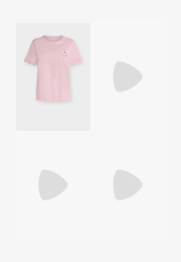 Lyserød kortærmet t-shirt med rund hals og lille blomstermotiv i stregtegning på venstre bryst.; Beige jeans med lige ben, knap- og lynlåslukning, forlommer og bæltestropper, vist på en ensfarvet hvid baggrund.; Brune ruskinds slingback sko med spids tå og en slank hæl. Har en justerbar rem med en metalspænde.; Par af guldfarvede øreringe formet som åbne hjerter på en ensfarvet hvid baggrund.