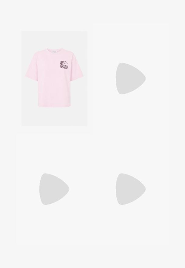 Hellrosa T-Shirt mit kurzen Ärmeln und einer kleinen Grafik von zwei Discokugel-Kirschen und Blättern auf der linken oberen Brust.; Hellblauer Jeans-Minirock mit Frontknopf, Gürtelschlaufen, zwei Vordertaschen und sichtbarer vertikaler Naht in der Mitte.; Schwarzer Mokassin aus Lackleder mit offenem Zehenbereich und klobigem Blockabsatz, aufrecht auf grauem Boden vor verschwommenem Hintergrund positioniert.; Schwarze gesteppte Handtasche aus Leder mit goldfarbener Kettenriemen und Überschlagklappe. Kompakte Form mit glatter Textur.