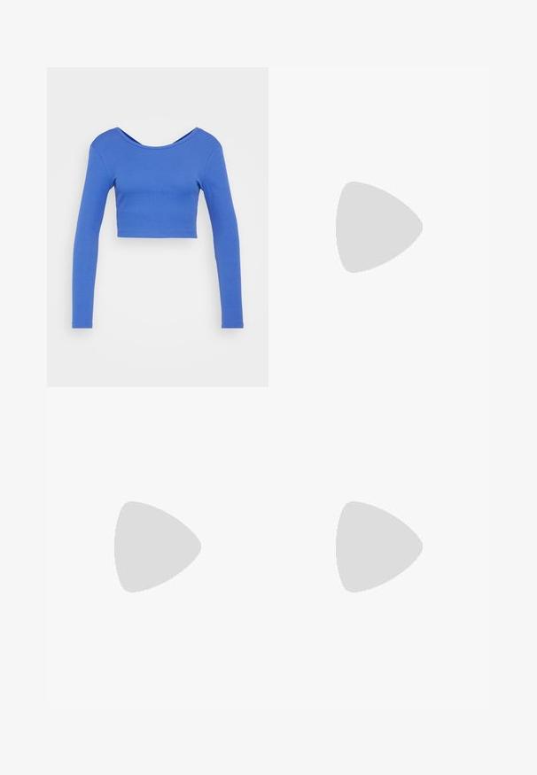 Langsleeve, cropped top van ribbelstof in een levendige blauwe kleur. Heeft een brede halslijn en een getailleerde silhouette. Soepele textuur.; Blauwe gelaagde rok met een levendig ikatpatroon. Bevat gerimpelde lagen en een elastische tailleband voor verstelbaarheid. Het materiaal lijkt lichtgewicht te zijn.; Grijze Nike Air Force 1 sneaker met geperforeerde neus, glad leren bovenwerk, dikke zool en verhoogde 'AIR' details op de hiel.; Een paar rechthoekige zonnebrillen met lichtblauwe doorzichtige monturen en donkergrijze glazen, met rechte pootjes en minimale hardwaredetails.