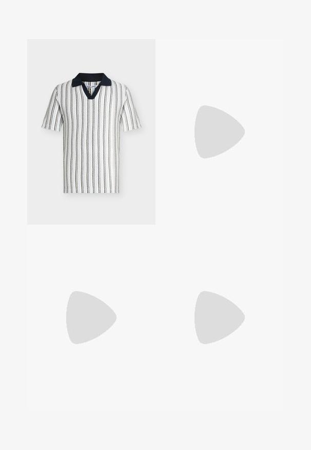 Polo de punto de manga corta con rayas verticales negras y azules sobre fondo blanco, con cuello sólido de color azul marino oscuro y abertura en V.; Pantalones beige de corte recto mostrados por detrás, con trabillas para cinturón y dos bolsillos de vivo en la cintura.; Zapato de vestir de cuero negro con un acabado liso, puntera redondeada, diseño de cordones y suela de goma discreta para mayor tracción.; Cinturón de cuero negro con una hebilla rectangular de metal plateado. Presenta una textura suave y un diseño sencillo, con un extremo puntiagudo.