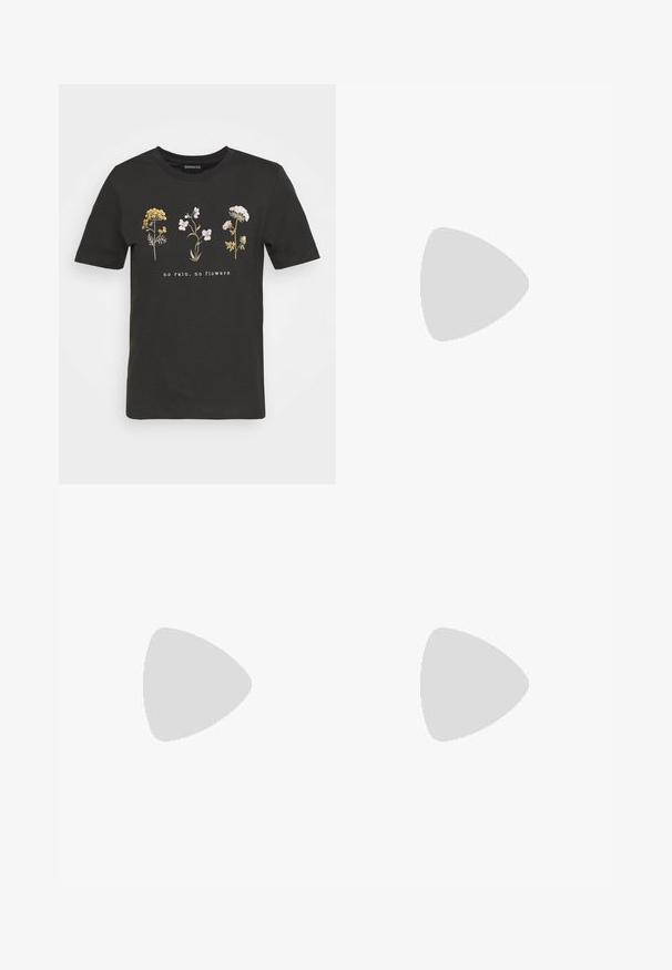 Zwarte katoenen t-shirt met een bloemenontwerp met gele en witte bloemen, en de tekst "geen regen, geen bloemen" gecentreerd onder het ontwerp.; Zwarte pailletten shorts met een aansluitend ontwerp. Heeft glinsterende pailletten, een soepele textuur en een tailleband voor een beveiligde pasvorm.; Zwarte Chelsea boots met een dikke plateauzool, een bovenwerk van soepel leer, elastische zijpanelen en een trekhaak voor gemakkelijke aan- en uittrekking.; Zwarte, hoekige zonnebril met grijze lenzen; gemaakt van plastic, met dikke armen met een gladde oppervlakte en zonder zichtbare hardware.