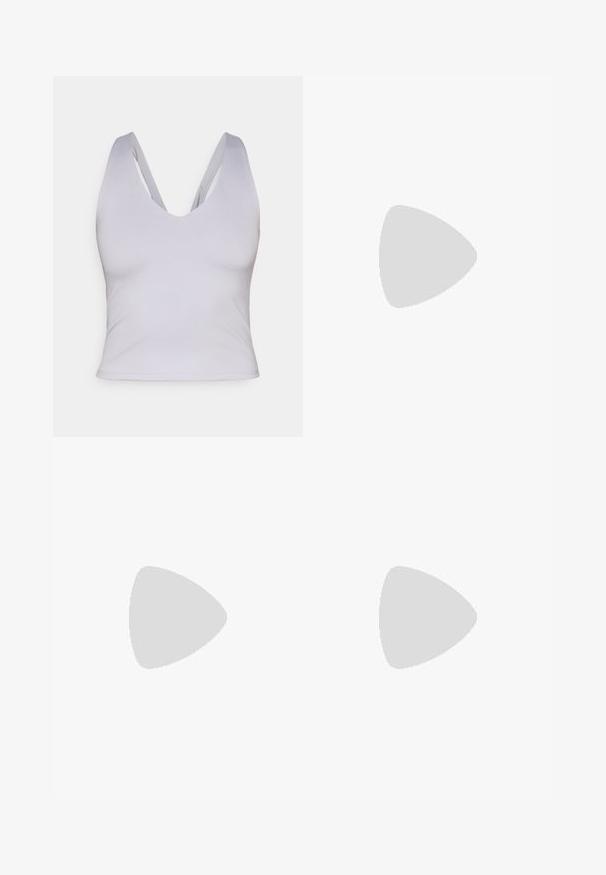 Heledhalli ilma varrukatega crop top, sügava V-kaelusega, valmistatud siledast kangast, laia rihmaga ja sobiva värviga.; Heledad hallhallikad rattapüksid, mis on valmistatud venivast kangast, kõrge vöökoha ja sileda tekstuuriga, ilma nähtavate mustrite või aktsentideta.; Must spordijalats, millel on tekstureeritud kangast pealmine osa, valge tallaga ja silmatorkava paelasüsteemiga. Omab Nike logo ning pehme ja polsterdatud disain.; Mustad sõrmeotsadeta mustad kindad, millel on tekstuuriga disain. Valmistatud hingavast materjalist, millel on suurendatud peopesa haarde tagamiseks ja sõrmeava.