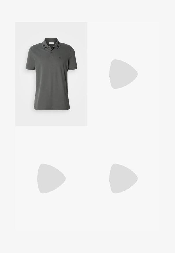 Camisa polo gris con cuello acanalado que presenta rayas marinas, mangas cortas y un pequeño logo bordado en el pecho. Textura suave.; Pantalones cargo negros de pierna recta con bolsillos laterales con solapa, botón delantero, trabillas para el cinturón y un diseño limpio y minimalista.; Zapatilla negra de cuero con acabado suave, punta redondeada, costuras a tono, cordones en la parte delantera y suela de goma plana. Asa en el talón.; Bolso mensajero negro de Calvin Klein con correa de hombro ajustable y solapa frontal asegurada con una hebilla, mostrado sobre un fondo liso.