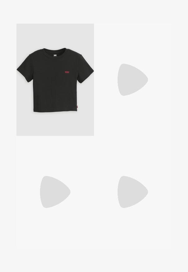 T-shirt court noir Levi's à manches courtes avec col rond et petit logo rouge Levi's sur la poitrine gauche.; Jean en denim bleu clair taille haute, coupe droite, braguette à boutons et design à cinq poches, présenté à plat sur fond blanc.; Baskets en toile noires avec une semelle en caoutchouc blanc, dotées de lacets et de coutures blanches, marquage emblématique sur le côté, design basse.; Ceinture en cuir noir au toucher lisse, boucle en métal argenté de forme ovale et plusieurs trous d'ajustement le long de la sangle. Design plat et minimal.