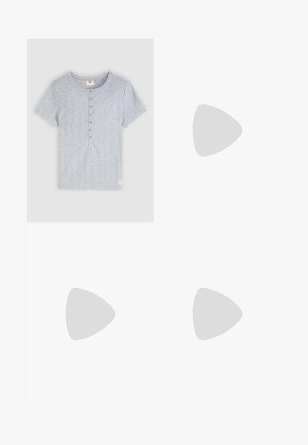 Helehall lühikeste varrukatega soonikkoes särk ümarate kaelusega ja kuue ees oleva nupuga, allääres väike punane Levi's logo silt.; Kitsad võrdlemised tumedas sinises denimis, millel on kerge hääbumine. Omab viit taskut, vöökohasid ja esist nööbikinnitust. Tavaline sirge jalgade disain.; Mustast lakknahast slingback-stiilis madala kanna ja terava ninaga king, millel on peal väike kuldne ümmargune ornament.; Hõbedased rõngaskõrvarõngad siledast ja läikivast viimistlusest. Ringikujuline, sisaldab kindlat kinnitust. Lihtne ja elegantne disain.