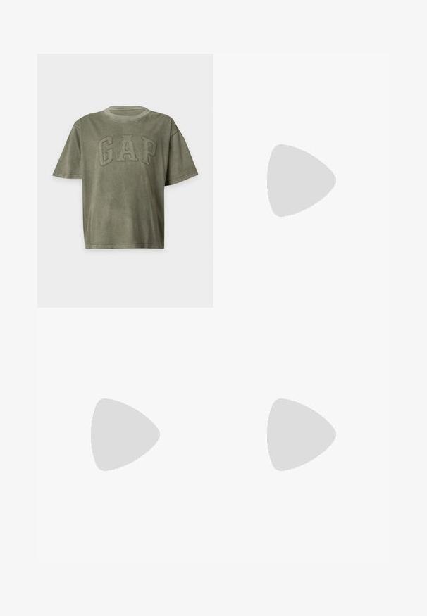 Grünes T-Shirt mit kurzen Ärmeln, rundem Ausschnitt und erhabenen, gestickten Buchstaben, die GAP auf der Brust bilden.; Urban Classics Jogginghose - black; Schwarzer Low-Top-Sneaker mit Schnürung vorne und flacher Gummisohle, seitlich auf weißem Hintergrund dargestellt.; Schwarze rechteckige Sonnenbrille mit dicken Rahmen und dunkel getönten Gläsern, schräg auf weißem Hintergrund.