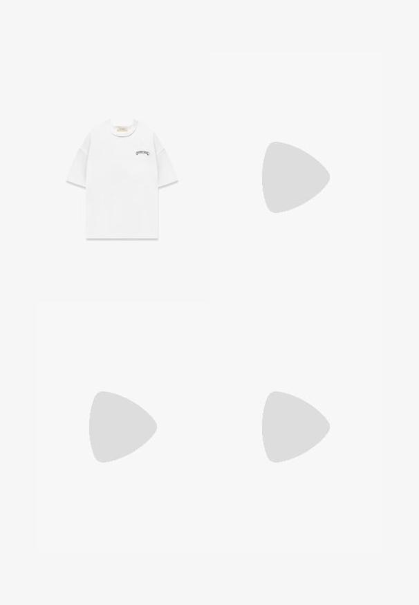 Hvid struktureret T-shirt med korte ærmer og rund hals med lille sort "RETERNITY ATELIER" logo på venstre bryst.; Sorte cargoshorts med elastisk talje, justerbar snøre og knaplukning på sidelommerne.; Sort og oliven Nike Air Max sko med en glat overflade, lynlåslukning og karakteristiske luftdæmpningspuder i sålen. Blå indersål synlig.; Ovale solbriller med gultonet glas, tynde sølvfarvede metalrammer og næsepuder på hvid baggrund.