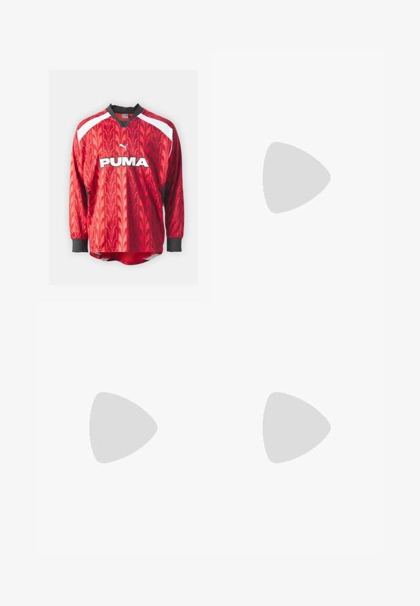 Puma FOOTBALL LONGSLEEVE - Top s dlhým rukávom - intense red; Čierne vyblednuté džínsy z denimu s priamym strihom nohavíc, prednými vreckami, slučkami na opasok a zapínaním na gombík v oblasti pásu.; Nízke športové tenisky v bielej, sivej a čiernej farbe s červenými akcentmi, čiernymi šnúrkami a čiernym logom Swoosh na boku.; Čierna obdĺžniková taška z texturovanej látky, so zipsovým uzáverom a nastaviteľným popruhom; v rohu má jemné logo.