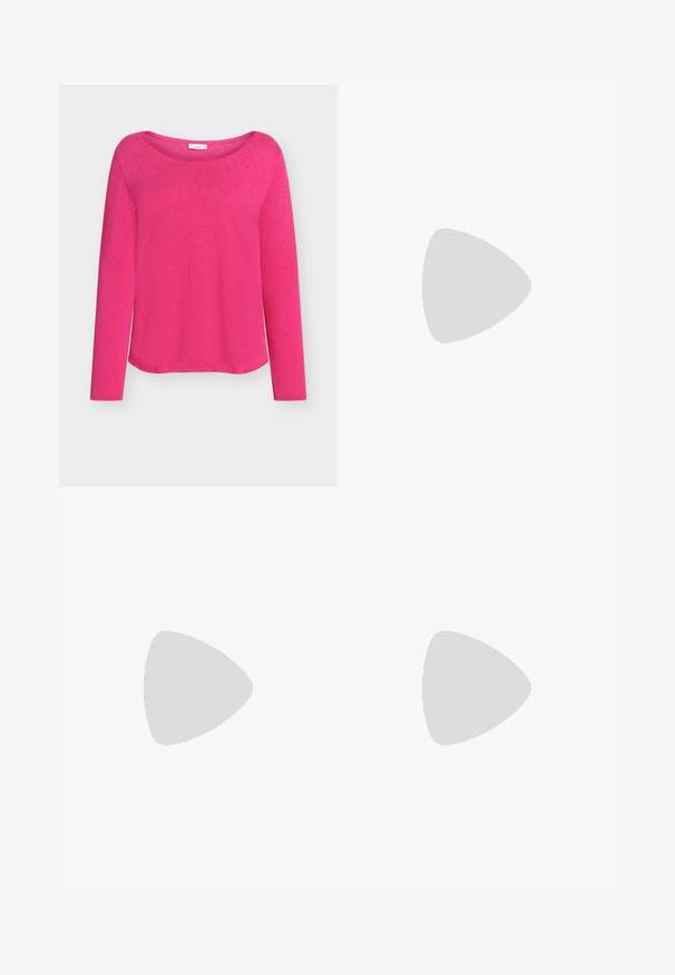 Dlhý ružový top s dlhými rukávmi vyrobený z mäkkej tkaniny, so širokým lodičkovým výstrihom a voľným strihom, s hladkým, mierne textúrovaným povrchom.; Šedé široké džíny vyrobené z denimu, s vysokým pásom, piatimi vreckami a vyšívanými detailmi. Konštrukcia látky má vyblednutý, textúrovaný vzhľad.; Čierne kožené baletné poltopánky s okrúhlou špičkou, plochou podrážkou a tenkým nastaviteľným popruhom cez priehlavok s kovovou sponou.; Bordová kabelka vyrobená z lesklého materiálu, obdĺžnikový tvar, s dvoma ramennými popruhmi a jemnými zakrivenými akcentmi na prednej strane.