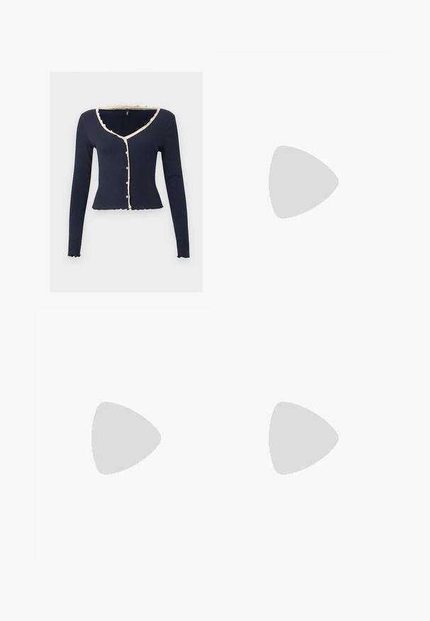 Marineblauwe cropped cardigan met lange mouwen, beige ruches, V-hals en knopen aan de voorkant op een effen lichte achtergrond.; Zwarte denim midi-rok met witte verticale strepen. Heeft een knoop taille, twee voorzakken en contrasterende stiksels. Rechte snit.; Zwarte teenflip-flop van glad leer, met een dunne band en een platte zool met een minimalistisch profiel. Geen opvallende patronen of accenten.; Donkerrode geweven leren handtas met gebogen handvat, witte bies, zilveren rits en afneembare brede stoffen schouderriem tegen een effen achtergrond.