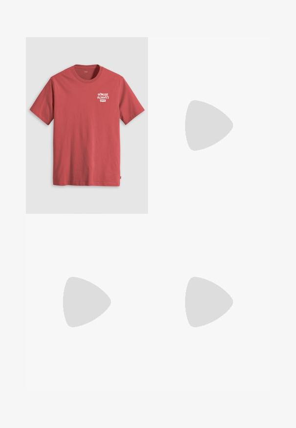 Rotes Baumwoll-T-Shirt mit kurzen Ärmeln und Rundhalsausschnitt, mit weißem Text "HOUSE PLANT'S" über einem Levi's-Logo auf der linken Brust.; Graue Denim-Shorts mit klassischem Schnitt, ausgestattet mit fünf Taschen, Gürtelschlaufen und einem ausgewaschenen Look; keine auffälligen Abnutzungen oder Muster.; Schwarzer Leder-Slipper mit Quasten-Detail, dicker robuster Sohle und geprägtseitlichem Logo, im Profil vor weißem Hintergrund gezeigt.; Halskette mit abwechselnden schwarzen und mehrfarbigen Perlen, kleinen Silberringen und einem rechteckigen klaren Perlenanhänger.