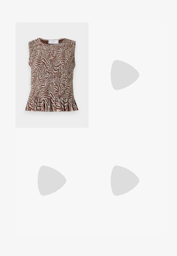 Top sans manches marron et blanc à imprimé zèbre, col rond et ourlet volanté, de House of Sunny.; Jupe longue plissée avec un motif tie-dye rouge, orange, jaune et bleu, avec un nœud noué sur le côté à la taille.; Sandale à talon kitten écaille de tortue marron avec bride entre les orteils et bout carré sur un fond clair uni.; DRAGON DIFFUSION SANTA CROCE BIG - Sac à main - dark brown