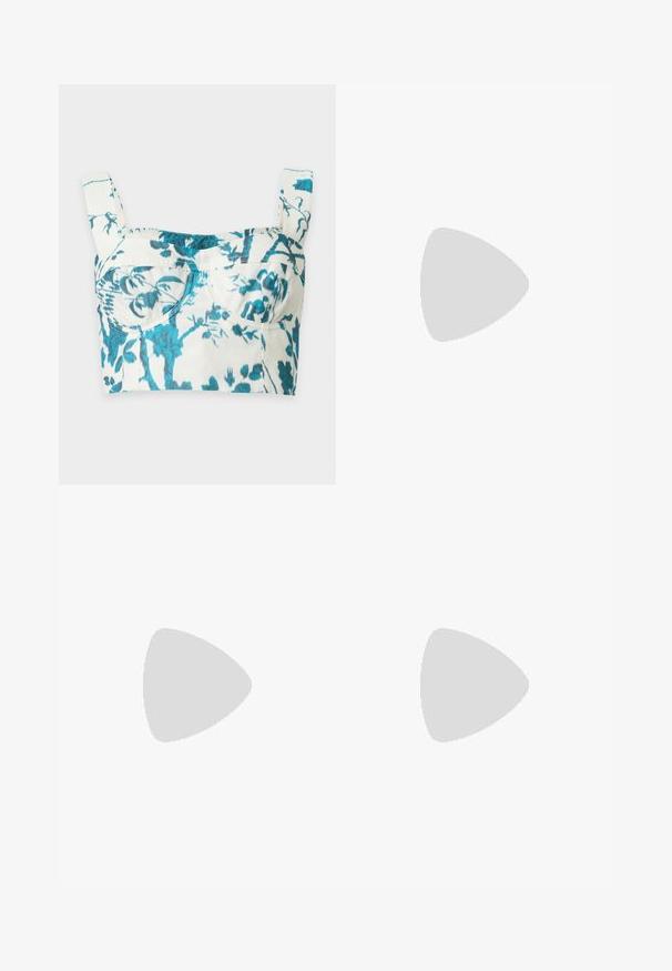 Λευκό crop top με τυρκουάζ floral μοτίβο, φαρδιές τιράντες και δομημένες λεπτομέρειες στο μπούστο σε απλό ανοιχτό φόντο.; Γκρι ανοιχτό κολάν με φαρδιά, βολάν μέση και εφαρμοστά πόδια, κατασκευασμένα από απαλό ύφασμα. Διαθέτουν ελαστική μέση για άνεση.; Μαύρο διπλωμένο δερμάτινο μπαλαρίνα με έναν ιμάντα και ασημένια αγκράφα σε απλό ανοιχτό φόντο.; Τσάντα χειρός από δέρμα σε κρεμ απόχρωση με πιέτες, χρυσές μεταλλικές λεπτομέρειες και έναν λεπτό, απλό ιμάντα ώμου σε μονόχρωμο φόντο.