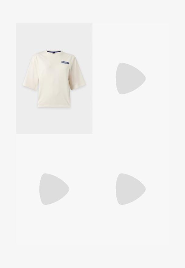 Hvid T-shirt med korte ærmer med en lille blå The North Face-logo på øverste venstre bryst.; Mørkegrønne vide bukser har et tekstureret blomsterdesign, fem lommer og metalknaplukninger i taljen.; Gule sneakers med en sort læder sidepanel, tekstureret stofoverdel, rund tå og gummisål, med branding på siden.; Sort læder skuldertaske med spænde på remmen, afrundede kanter og kontrasterende hvide syninger på en ensfarvet baggrund.