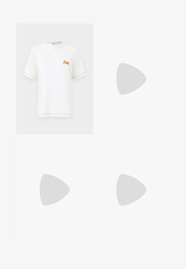 Wit T-shirt met korte mouwen, met oranje stiksels en een klein oranje geborduurd paardje op de linkerborst, ronde halslijn.; Beige wijde broek van katoen met een gladde textuur. Heeft een knoopsluiting, voorzakken en een klassiek taillebandontwerp.; Zwarte gepatineerde leren platte schoen met een vierkante neus, enkelband met zilverkleurige hardware en platte zool. Gladde textuur met minimalistisch ontwerp.; Kleine lichtbruine leren schoudertas met lange band, gouden kettinkdetail en franjes aan beide zijden tegen een neutrale achtergrond.